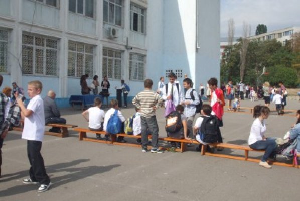 Elevii vor învăţa şi sâmbăta pentru a avea 6 zile libere de Paşte